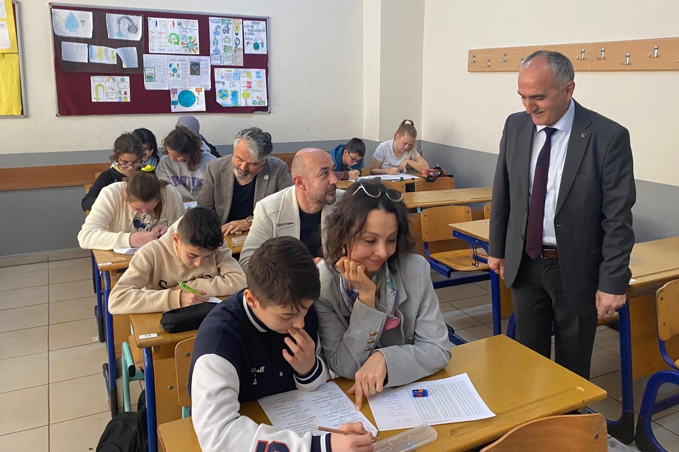 Bursa'da veliler, çocuklarıyla birlikte sınava girdi!