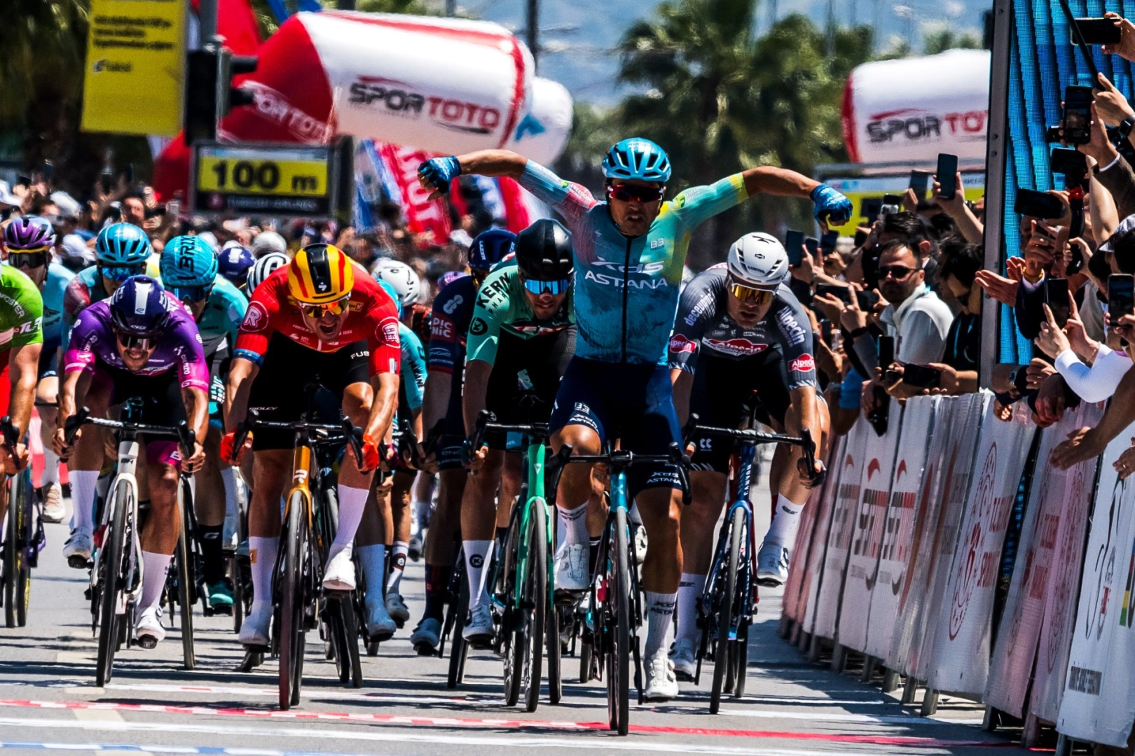 Tarihi bisiklet turu sona erdi... 8 günde 1153 km yol katedildi