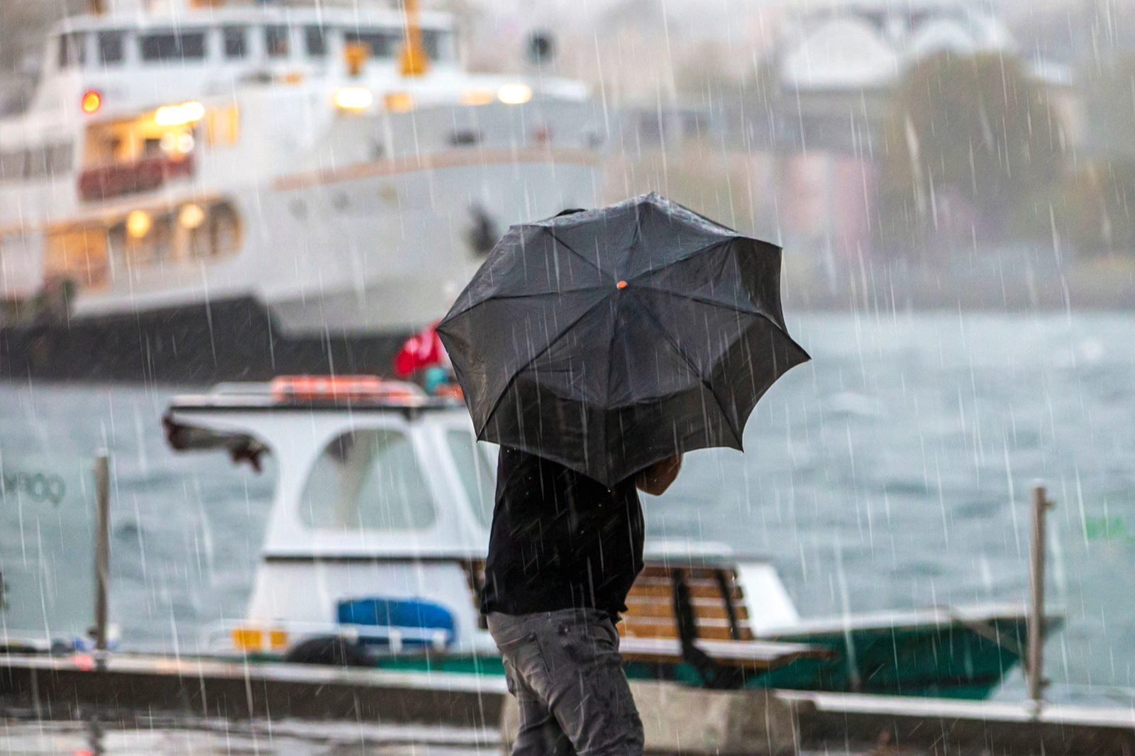 Meteoroloji'den sağanak, fırtına ve toz uyarısı