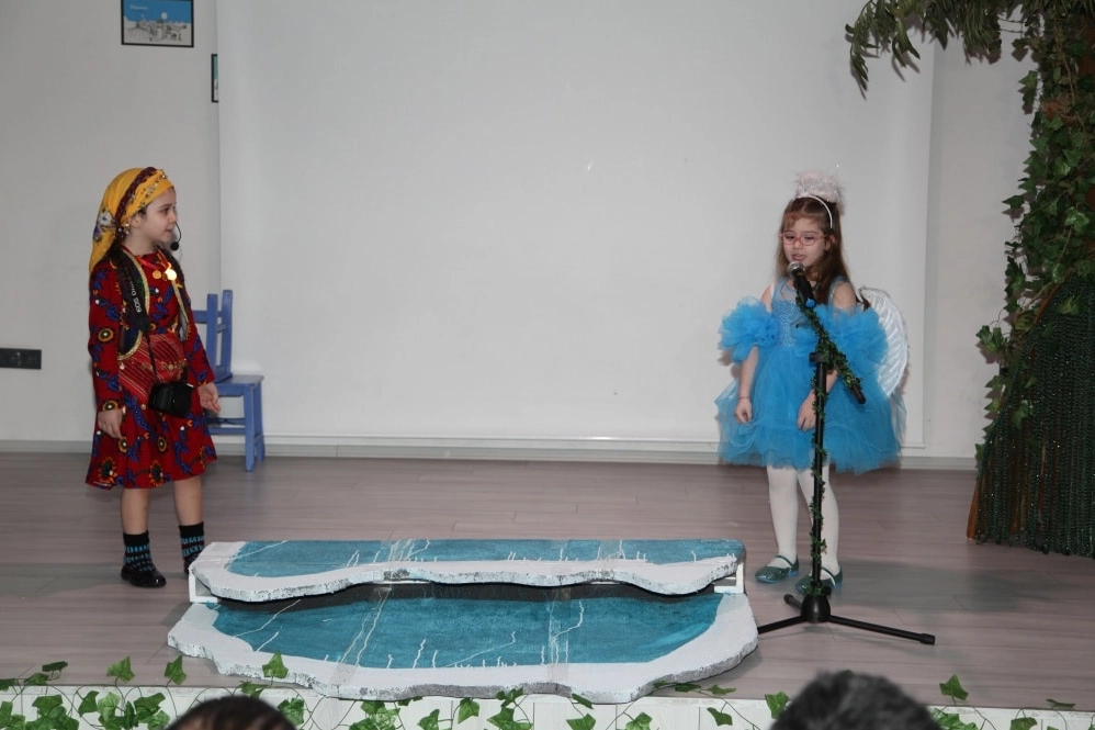 Mudanya'da miniklerden "Deniz Anadolu Diyarında" oyunu