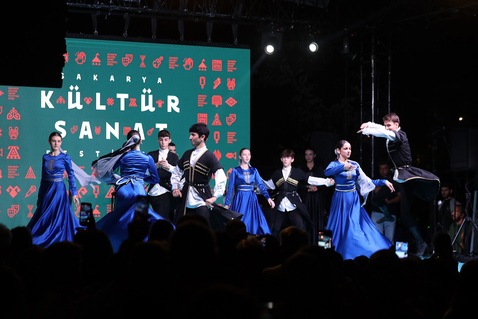 Sakarya’da Kafkas ve İç Anadolu’da şölen gibi akşam