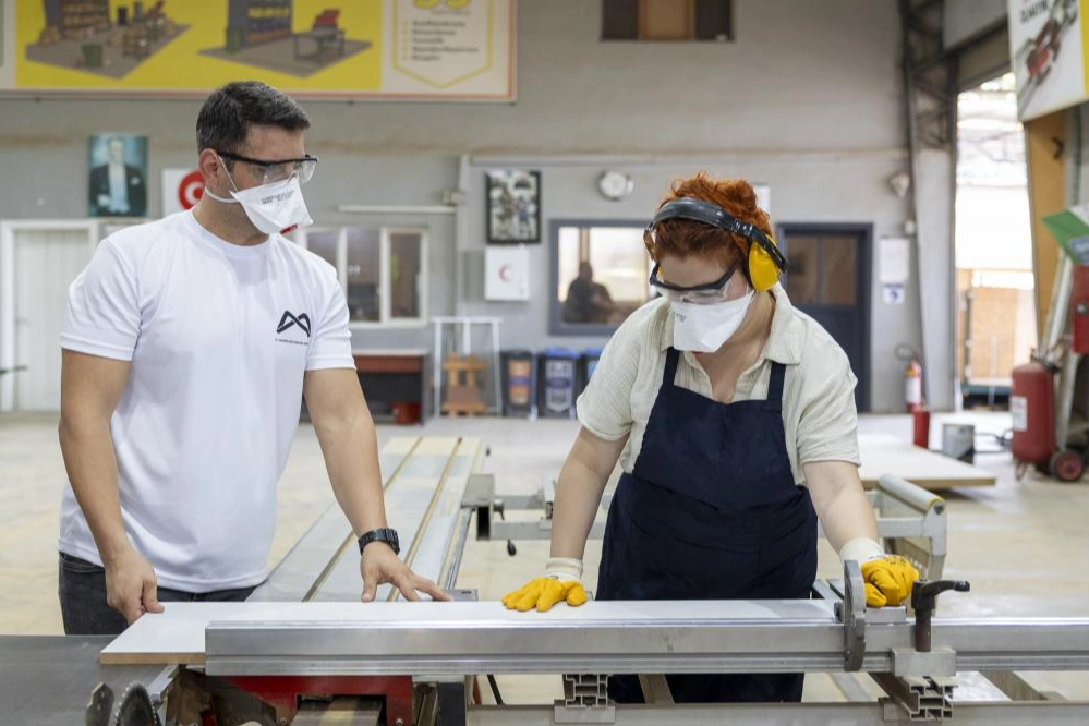 Mersin’de geleceğin mobilya ustaları yetişiyor